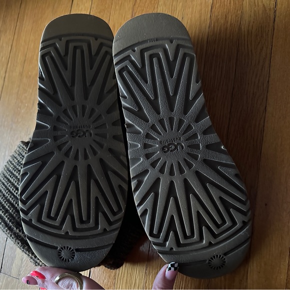 Ugg Classic Cardy Boot in Brown, Size 9 - Picture 4 of 6